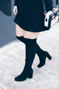 What to wear when visiting Wynwood. Oh Lola Blog. Miami Fashion Blogger. Black choker sweater dress.